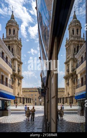 Eine eindrucksvolle Reflexion eines der Türme der Jaen Kathedrale, die in einem Schaufenster gefangen gehalten wird, unterstreicht die architektonische Eleganz dieser historischen Stätte in Stockfoto