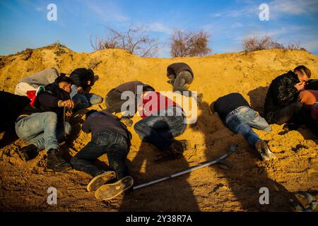 Gazastreifen, 29. Januar 2019. Während einer Demonstration am Ufer in der Nähe von Beit Lahia im nördlichen Gazastreifen wurden einige Palästinenser verletzt, während einige während eines wöchentlichen Protestes gegen die israelische Marineblockade in kleinen Fischerbooten mit palästinensischer Flagge ins Mittelmeer starteten. Einige Palästinenser schleuderten Steine in Richtung des Zauns auf die israelischen Streitkräfte, die mit lebender Munition und Tränengas auf Demonstranten feuerten, wobei einige von ihnen verletzt wurden. Auch Journalisten, die über die Demonstration berichteten, waren vom Tränengas betroffen. Die israelische Armee erlaubt palästinensischen Fischern im Gaz Stockfoto