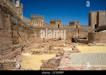 Erkunden Sie die beeindruckende Innenarchitektur des Burgalimars aus dem 10. Jahrhundert in Banos de la Encina, Jaen, Andalusien, Spanien. Ein atemberaubendes Beispiel o Stockfoto