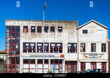 Porto, Portugal, 15. April 2017, Fassade des geschlossenen Restaurants Marisqueira dos Pobres in Matosinhos, Porto, Portugal, mit verwittertem Äußeren und ur Stockfoto