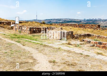 Jerewan, Armenien - 10. Juli 2024: Boden auf der Spitze der Festung Erebuni in Jerewan an sonnigen Sommertagen Stockfoto