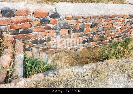 Jerewan, Armenien - 10. Juli 2024: Innere Mauer der Festung Erebuni in Jerewan an sonnigen Sommertagen Stockfoto