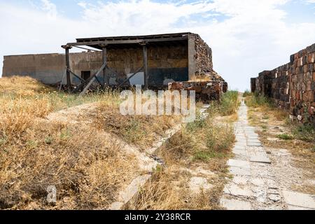 Jerewan, Armenien - 10. Juli 2024: pavillon in der Festung Erebuni in Jerewan an sonnigen Sommertagen Stockfoto