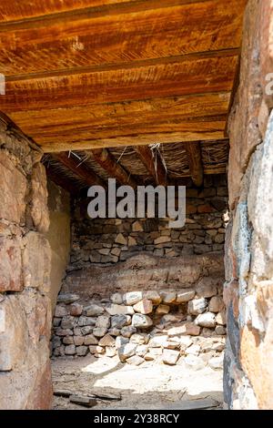 Jerewan, Armenien - 10. Juli 2024: Kammer in der Festung Erebuni in Jerewan am sonnigen Sommertag Stockfoto