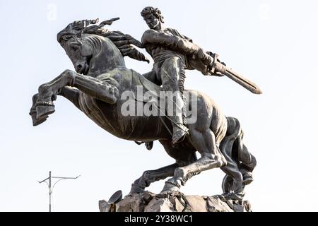 Jerewan, Armenien - 10. Juli 2024: Statue David von Sassoun in Jerewan am sonnigen Sommerabend Stockfoto