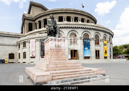 Jerewan, Armenien - 12. Juli 2024: Statue von Hovhannes Tumanyan und Alexander Spendiaryan National Academic Opera and Balllet Theatre in Jerewan Stockfoto