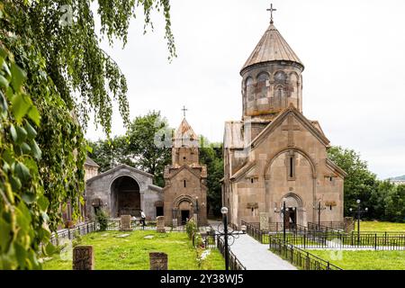 Tsaghkadzor, Armenien - 14. Juli 2024: Blick auf das Kecharis-Kloster mit Kirchhof am bewölkten Sommertag in Tsaghkadzor, Armenien Stockfoto