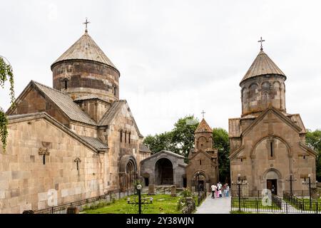 Tsaghkadzor, Armenien - 14. Juli 2024: Kirchen im Kecharis-Kloster am bewölkten Sommertag in Tsaghkadzor, Armenien Stockfoto