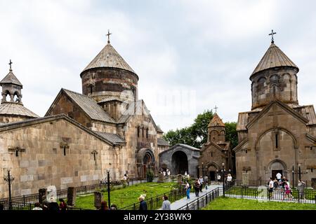 Tsaghkadzor, Armenien - 14. Juli 2024: Besucher im Kecharis-Kloster am bewölkten Sommertag in Tsaghkadzor, Armenien Stockfoto