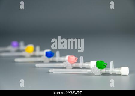 Intravenöse Katheter mit Injektionsanschlüssen sind medizinische Geräte, die zur direkten Verabreichung von Medikamenten, Flüssigkeiten oder Blut in eine Vene verwendet werden. Stockfoto