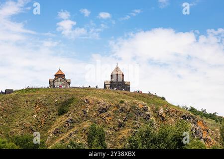 Sevan, Armenien - 14. Juli 2024: Untersicht von Sevanavank, Armenien am sonnigen Sommertag auf der Halbinsel Sevan Stockfoto