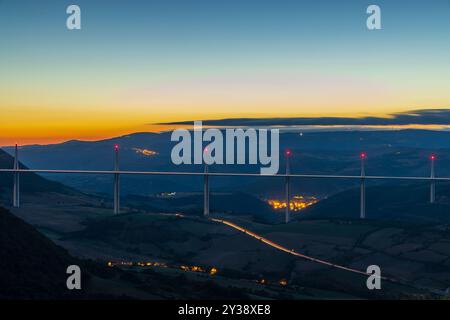 Mehrspannige Kabel blieben Millau Viadukt über Schlucht Tal des Flusses Tarn, Aveyron Departement, Frankreich Stockfoto