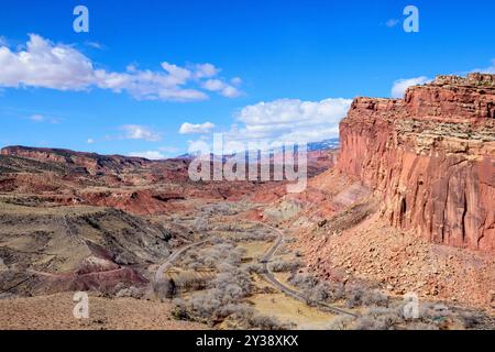 Ein atemberaubender Blick aus der Vogelperspektive auf den Capitol Reef National Park in den Obstgärten des Fruita District, Utah. Das Bild zeigt die leuchtenden roten Felsklippen. Stockfoto