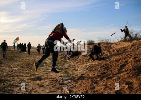 Gazastreifen, 29. Januar 2019. Während einer Demonstration am Ufer in der Nähe von Beit Lahia im nördlichen Gazastreifen wurden einige Palästinenser verletzt, während einige während eines wöchentlichen Protestes gegen die israelische Marineblockade in kleinen Fischerbooten mit palästinensischer Flagge ins Mittelmeer starteten. Einige Palästinenser schleuderten Steine in Richtung des Zauns auf die israelischen Streitkräfte, die mit lebender Munition und Tränengas auf Demonstranten feuerten, wobei einige von ihnen verletzt wurden. Auch Journalisten, die über die Demonstration berichteten, waren vom Tränengas betroffen. Die israelische Armee erlaubt palästinensischen Fischern im Gaz Stockfoto