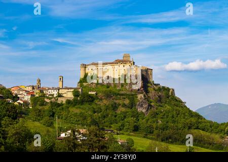 Schloss Bardi (Castello di Bardi) mit Stadt, Provinz Parma, Emilia Romagna Stockfoto