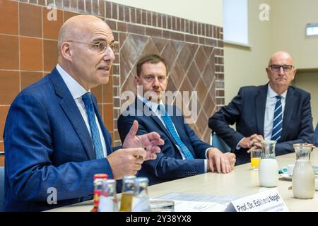 13. September 2024, Brandenburg, Cottbus: Eckhard Nagel (l-r), Vorstandsvorsitzender und Gesundheitsdirektor der Medizinischen Universität Lausitz - Carl Thiem, Michael Kretschmer (CDU), Ministerpräsident des Freistaates Sachsen und Dietmar Woidke (SPD), Ministerpräsident des Landes Brandenburg, nehmen an einer Pressekonferenz vor dem länderübergreifenden Netzwerktreffen der Modellregion Lausitzer Gesundheit Teil. Auf dieser gemeinsamen Konferenz mit Interessenvertretern aus dem Gesundheitswesen, Universitäten, Verbänden und Amtsträgern diskutieren die Teilnehmer den aktuellen Stand und die Zukunftspläne des Projekts. Phot Stockfoto