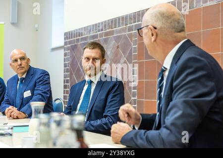 13. September 2024, Brandenburg, Cottbus: Eckhard Nagel (l-r), Vorstandsvorsitzender und Gesundheitsdirektor der Medizinischen Universität Lausitz - Carl Thiem, Michael Kretschmer (CDU), Ministerpräsident des Freistaates Sachsen und Dietmar Woidke (SPD), Ministerpräsident des Landes Brandenburg, nehmen an einer Pressekonferenz vor dem länderübergreifenden Netzwerktreffen der Modellregion Lausitzer Gesundheit Teil. Auf dieser gemeinsamen Konferenz mit Stakeholdern aus dem Gesundheitswesen, Universitäten, Verbänden und öffentlichen Amtsträgern diskutieren die Teilnehmer den aktuellen Stand und die Zukunftspläne der PR Stockfoto