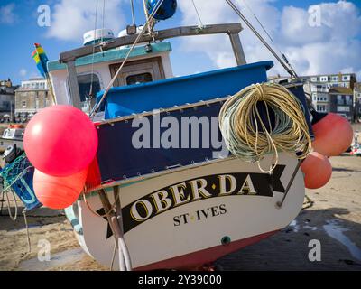 BOOTE RUDER ROPES BOJEN HOLZBOOTE IM HAFEN VON ST IVES AN Stockfoto