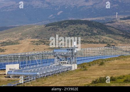 Thermodynamisches Solarkraftwerk vom Fresnel-Typ in llo, Frankreich Stockfoto