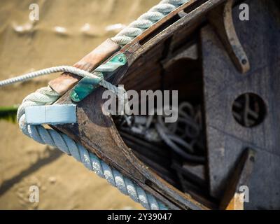 BOOTE RUDER ROPES BOJEN HOLZBOOTE IM HAFEN VON ST IVES AN Stockfoto