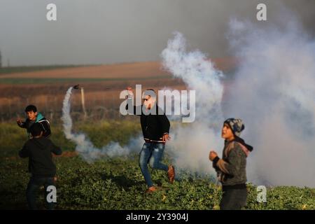 Gaza, Palästina, 8. Februar 2019. Palästinensische Demonstranten stoßen an diesem Freitag auf israelische Soldaten zusammen, während des Großen Marsches der Rückkehrproteste im Gebiet von Abu Safiya, östlich der Stadt Jabaliya, im nördlichen Gazastreifen. Nach Angaben des Gesundheitsministeriums von Gaza wurden der 14-jährige Hassan Shalabi sowie der 18-jährige Hamza Ishtawi während der Märsche dieses Freitags von israelischen Streitkräften im Osten von Khan Yunis im südlichen Gazastreifen und im Osten von Gaza-Stadt erschossen. Eine Reihe anderer Demonstranten im Gazastreifen wurden den ganzen Tag über verletzt, von denen einige kritisch waren. Thousa Stockfoto