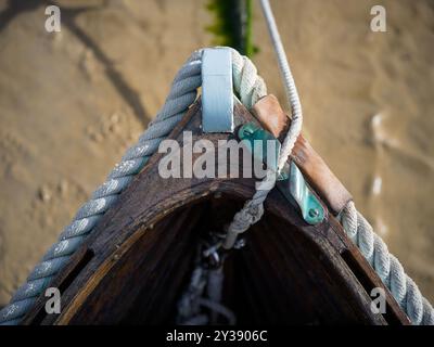 BOOTE RUDER ROPES BOJEN HOLZBOOTE IM HAFEN VON ST IVES AN Stockfoto