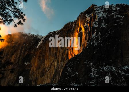 Yosemite's Firefall leuchtet orange auf Klippen während Sonnenuntergang im Winter. Stockfoto