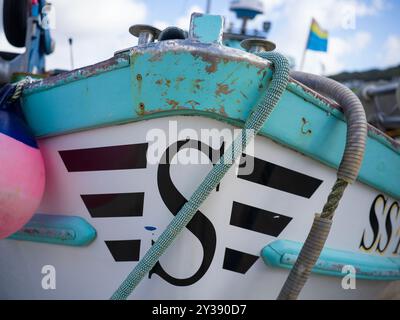 BOOTE RUDER ROPES BOJEN HOLZBOOTE IM HAFEN VON ST IVES AN Stockfoto