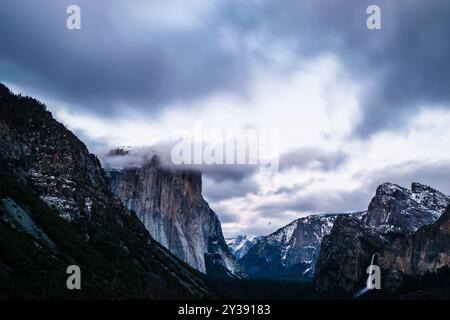 El Capitan und Yosemite Falls unter dramatischen Wolken in Yosemite Stockfoto