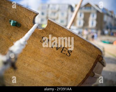 BOOTE RUDER ROPES BOJEN HOLZBOOTE IM HAFEN VON ST IVES AN Stockfoto