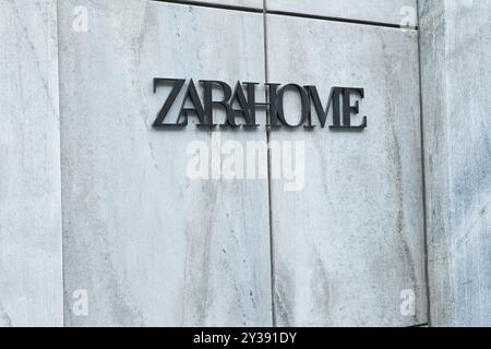 Logo der Marke Zara Home an der Fassade des Geschäfts, Mailand, Italien Stockfoto