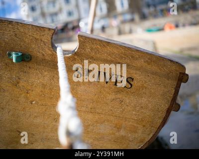 BOOTE RUDER ROPES HOLZBOOTE LIEGEN IM HAFEN VON ST IVES Stockfoto