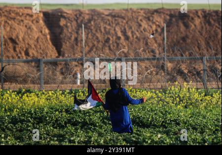 Gaza, Palästina, 8. Februar 2019. Palästinensische Demonstranten stoßen an diesem Freitag auf israelische Soldaten zusammen, während des Großen Marsches der Rückkehrproteste im Gebiet von Abu Safiya, östlich der Stadt Jabaliya, im nördlichen Gazastreifen. Nach Angaben des Gesundheitsministeriums von Gaza wurden der 14-jährige Hassan Shalabi sowie der 18-jährige Hamza Ishtawi während der Märsche dieses Freitags von israelischen Streitkräften im Osten von Khan Yunis im südlichen Gazastreifen und im Osten von Gaza-Stadt erschossen. Eine Reihe anderer Demonstranten im Gazastreifen wurden den ganzen Tag über verletzt, von denen einige kritisch waren. Thousa Stockfoto