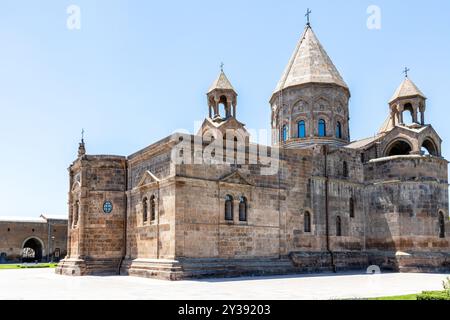 Kathedrale von Etchmiadzin in Etchmiadzin, Stadt Vagharshapat, Armenien an sonnigen Sommertagen. Die Kathedrale wurde von der UNESCO zum Weltkulturerbe erklärt Stockfoto