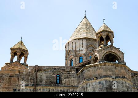 Kuppel der Kathedrale von Etchmiadzin in Etchmiadzin, Stadt Vagharshapat, Armenien an sonnigen Sommertagen. Die Kathedrale wurde von der UNESCO zum Weltkulturerbe erklärt Stockfoto