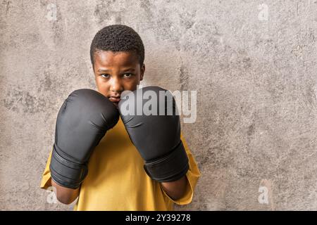 Porträt des afroamerikanischen Jungen in Boxerhandschuhen Stockfoto