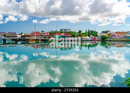 Farbenfrohe Geschäfte am Hafen, St. Johns, Antigua Stockfoto