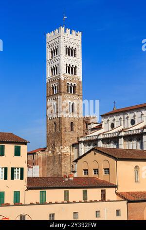 LUCCA, ITALIEN - 16. SEPTEMBER 2018: Dies ist der Glockenturm der Kathedrale der Stadt. Stockfoto