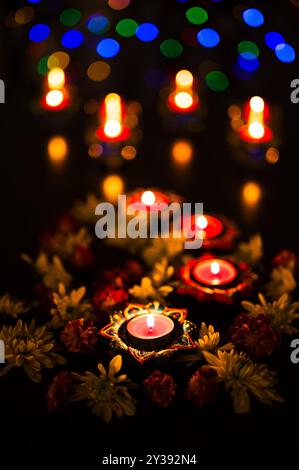 Lebendige Diwali-Einrichtung mit leuchtenden Kerzen und bunten Lichtern. Stockfoto