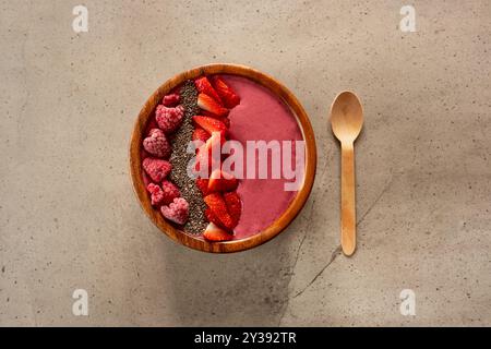 Hausgemachter Beerenmoothie in einer Holzschüssel Stockfoto