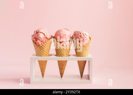 Beereneis in Waffelkegeln Stockfoto