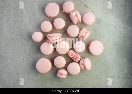 Blick von oben auf rosafarbene französische Macarons Stockfoto
