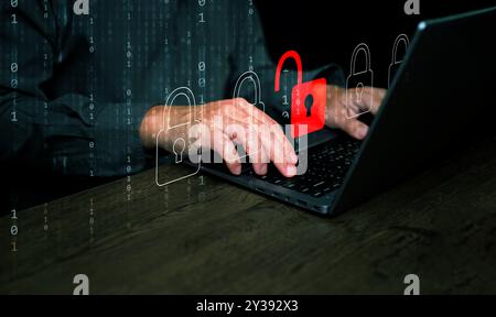 Cybersicherheit und Sicherheitskonzept. Ein Vorhängeschloss ist entriegelt oder auf der Tastatur des Laptops gehackt. Cyberangriff, ungesichertes Netzwerk und Internetsicherheit Stockfoto