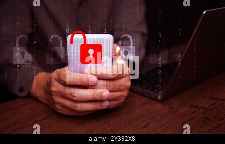 Cybersicherheit und Sicherheitskonzept. Ein Vorhängeschloss wird bei der Verwendung eines Smartphones entriegelt oder gehackt. Cyberangriffe, ungesicherte Netzwerke und Internetsicherheit Stockfoto