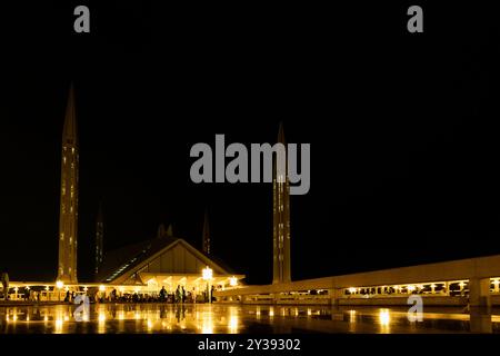 Nachtansicht auf die Fassade der Faisal-Moschee in Islamabad Stockfoto
