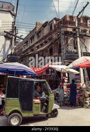 Markt in Rawalpindi nahe Islamabad mit einer Motorikscha davor Stockfoto