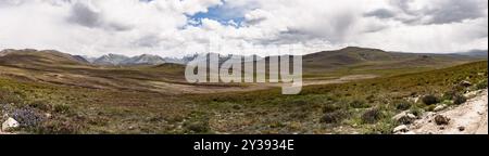 Wolken und kurvige Landschaft im Naturpark von Deosai Stockfoto