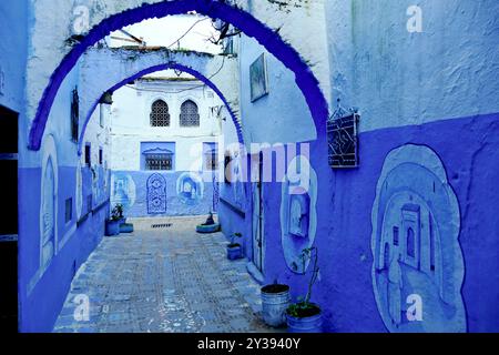 Chefchaouen, Marokko, Nordafrika. Chefchaouen, auch bekannt als die berühmte „Blaue Perle“, ist eine Stadt von spektakulärer Schönheit, die an den Rif-Bergen liegt Stockfoto