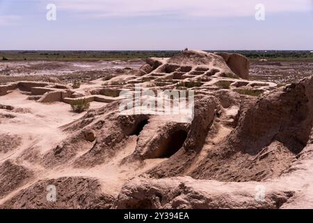 Eine Wüstenlandschaft mit einem großen Gebäude in der Ferne Stockfoto