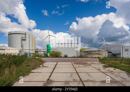 Auf dem Gelände neben einer ehemaligen Deponie in Waalwijk wurde ein Energiepark angelegt, zu dem auch ein Biomassekraftwerk gehört. Diese Biomasseanlage liefert 10.000.000 m3 Grüngas aus verschiedenen Abfallströmen. Damit wird die Hälfte der Haushalte in Waalwijk jedes Jahr mit nachhaltigem Gas versorgt. Dies ist auf dem großen Informationstafel entlang der öffentlichen Straße abzulesen. Neben Biogas wird im Energiepark auch Windenergie durch Windturbinen erzeugt und Solarpaneele auf dem Berg des bedeckten Abfalls erzeugen Solarenergie. ANP / Hollandse Hoogte / Eugene Winthagen niederlande aus - belgien aus Stockfoto